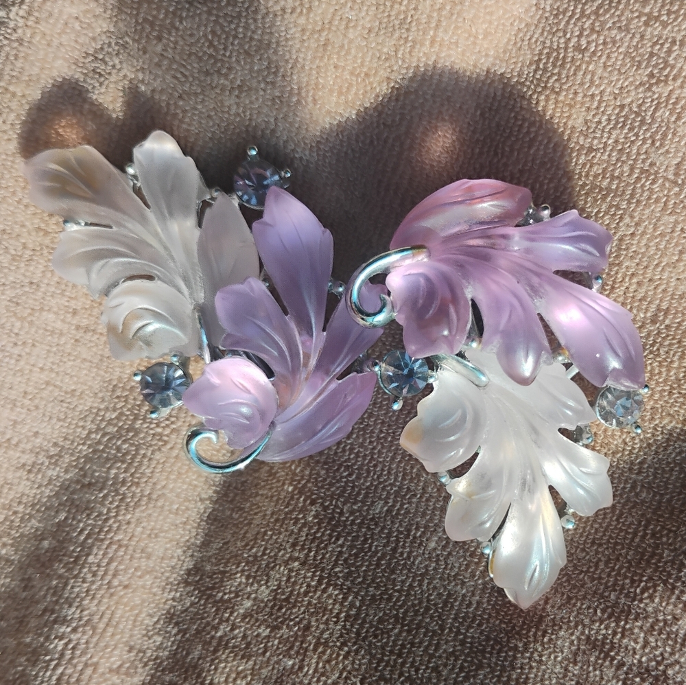 Lisner 1950's Signed Pink Molded Lucite Clip-On Earrings & Brooch (Set Of 3) - Picture 5 of 10